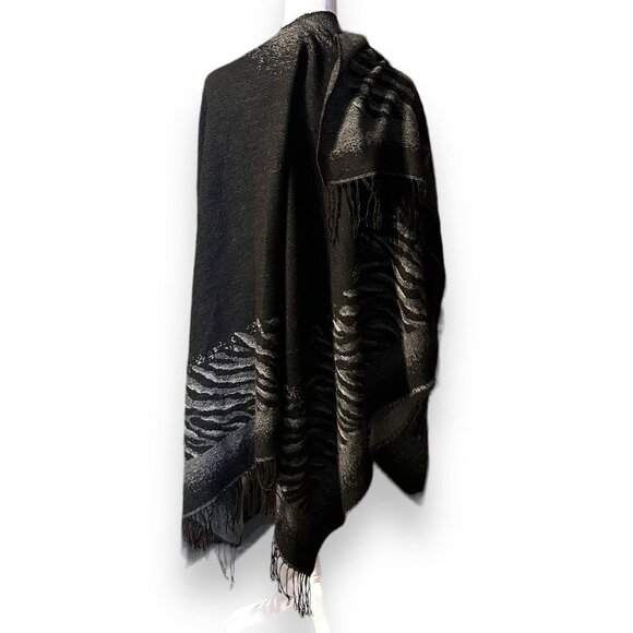 Elegant Black and Gray Wrap - Picture 3 of 15